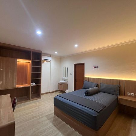 Wisma Delapan Mitra Reddoorz Jakarta Exterior photo