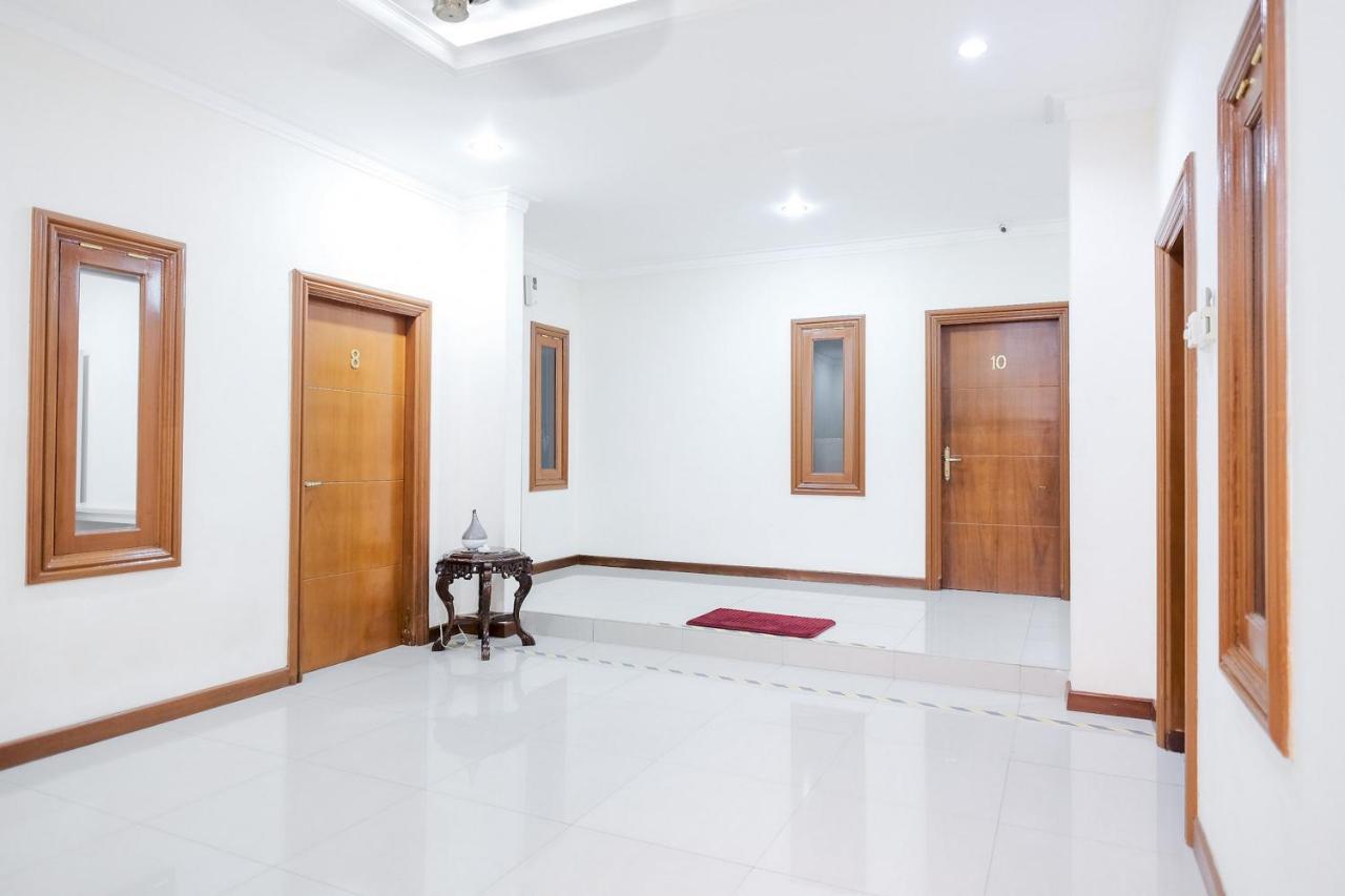 Wisma Delapan Mitra Reddoorz Jakarta Exterior photo