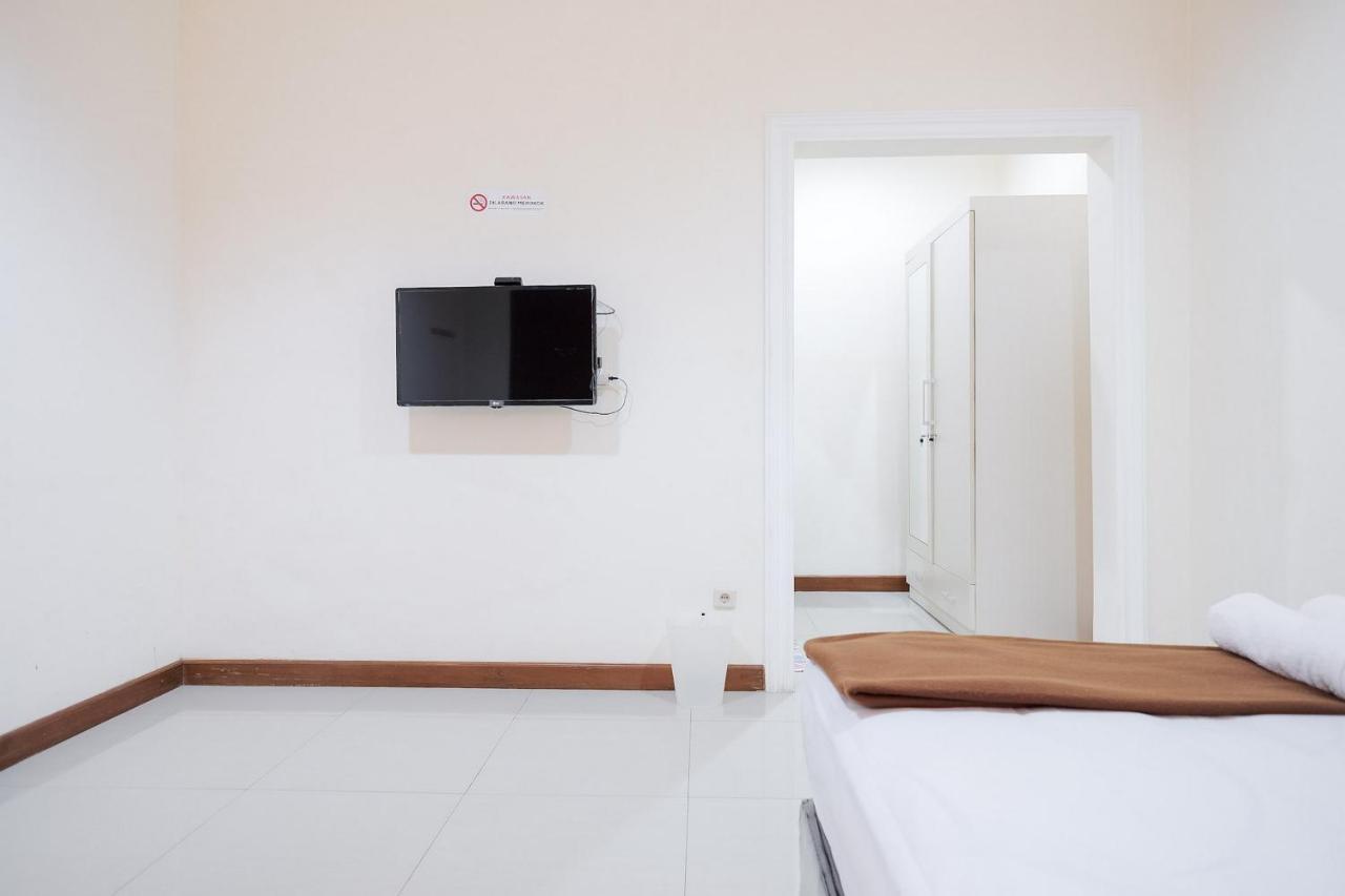 Wisma Delapan Mitra Reddoorz Jakarta Exterior photo